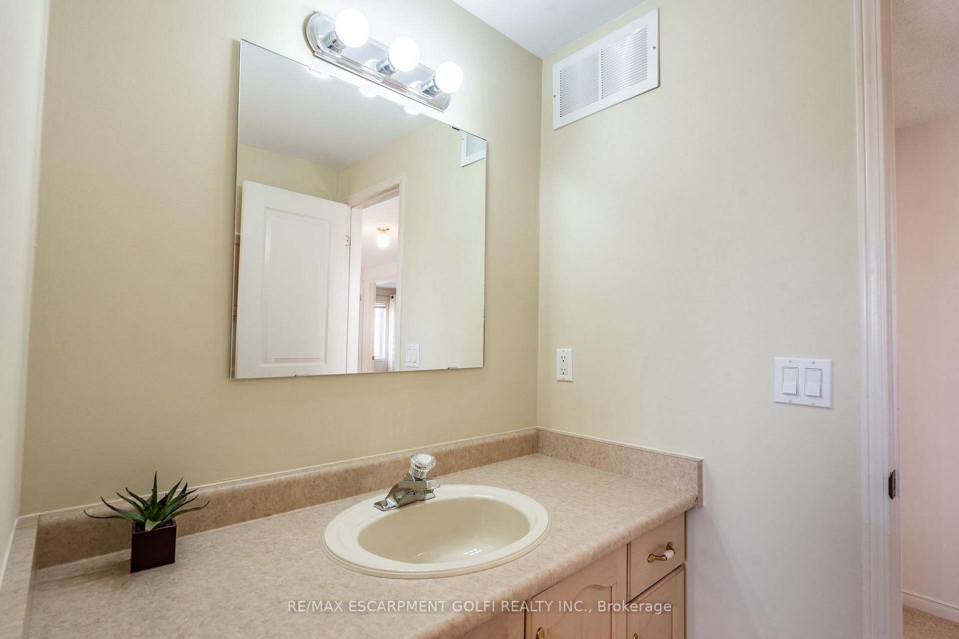 Photo 24 of 22 Bridgeport Crescent, Hamilton, Meadowlands — HOMEH