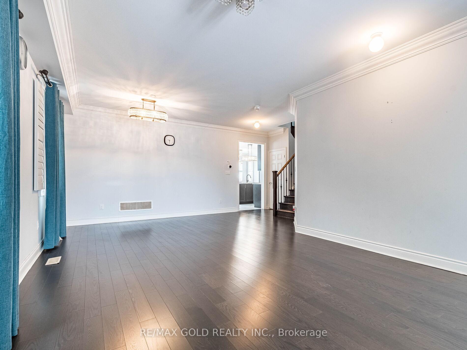 Photo 5 of 12 Jaypeak Road, Brampton, Toronto Gore Rural Estate — HOMEH