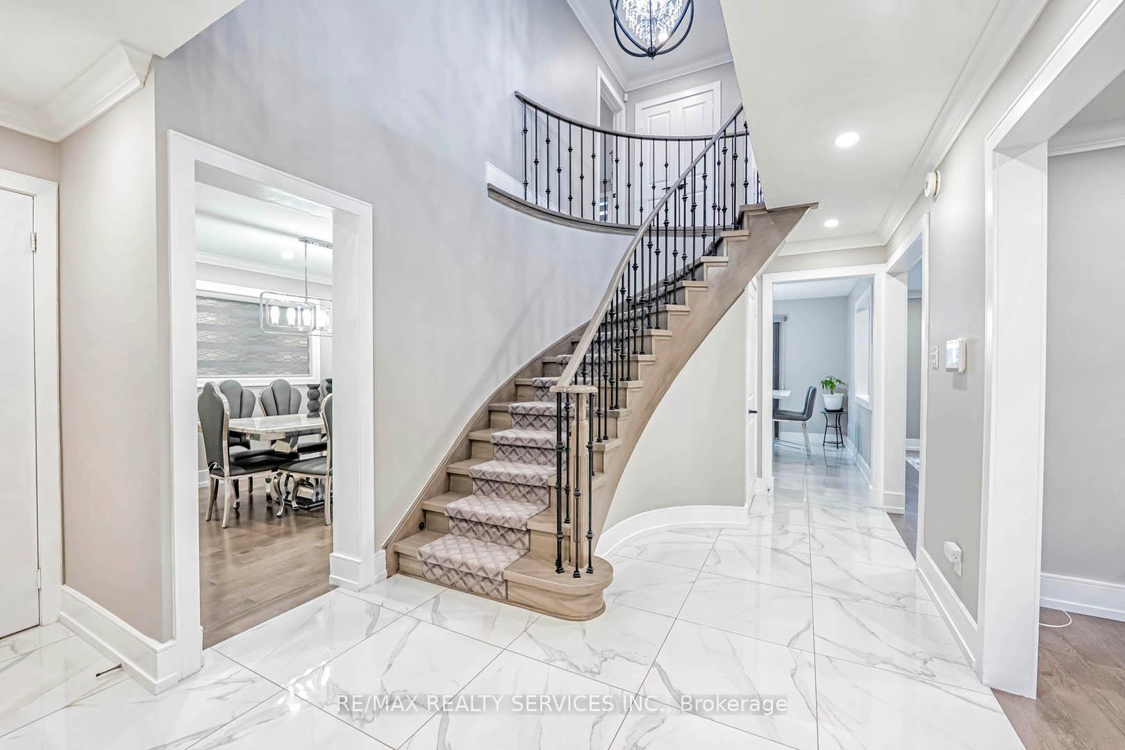 Photo 3 of 2 Ebby Avenue, Brampton, Heart Lake West — HOMEH