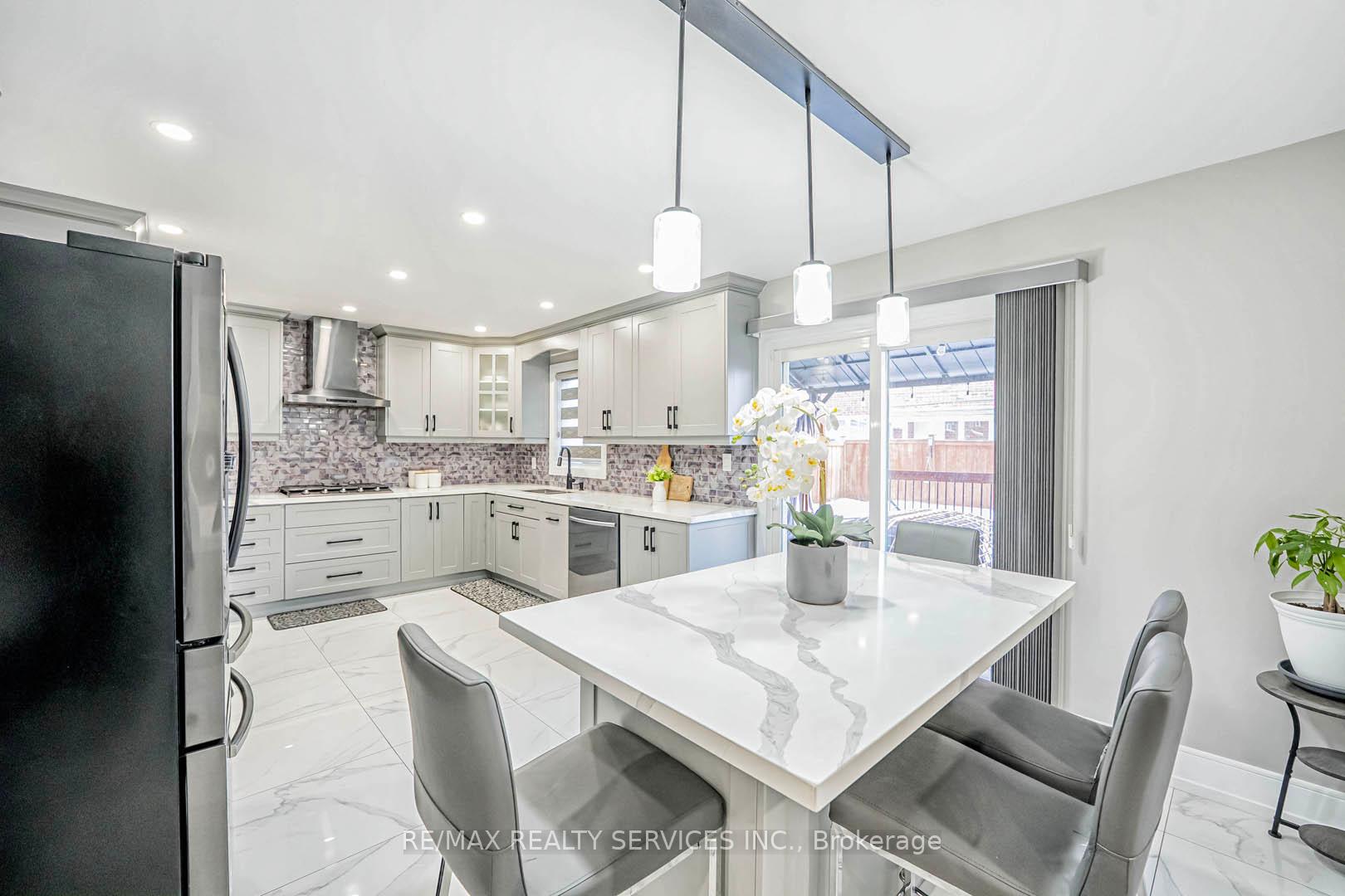 Photo 5 of 2 Ebby Avenue, Brampton, Heart Lake West — HOMEH