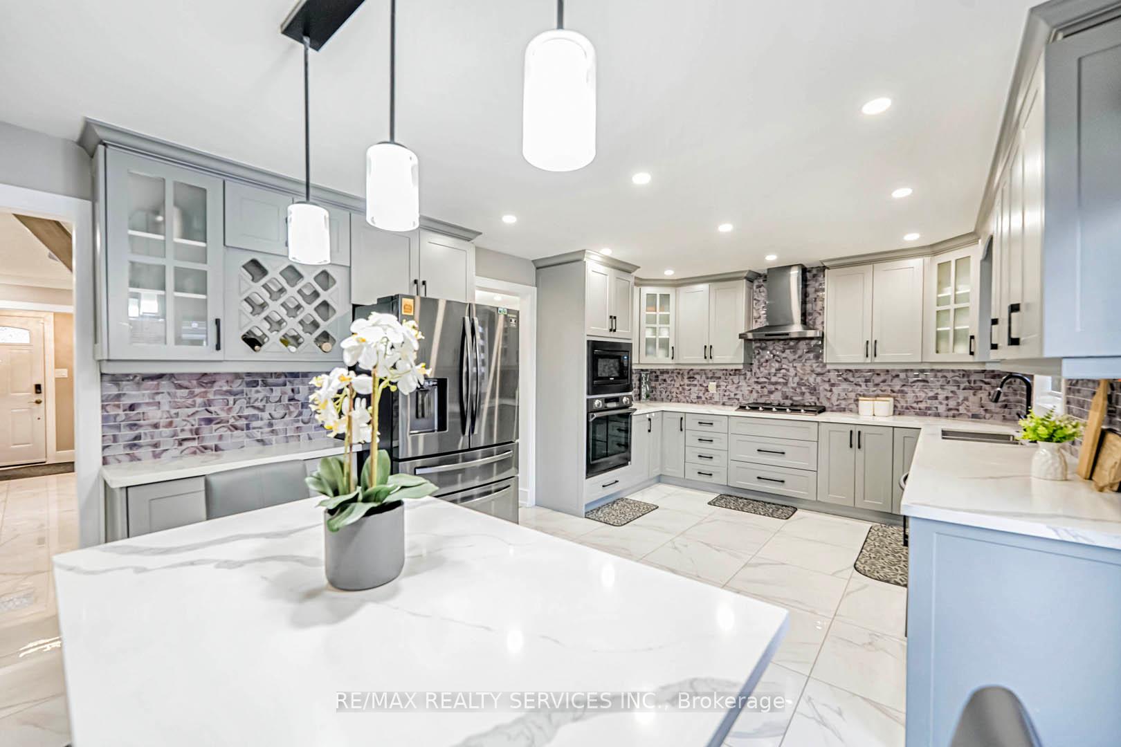 Photo 7 of 2 Ebby Avenue, Brampton, Heart Lake West — HOMEH
