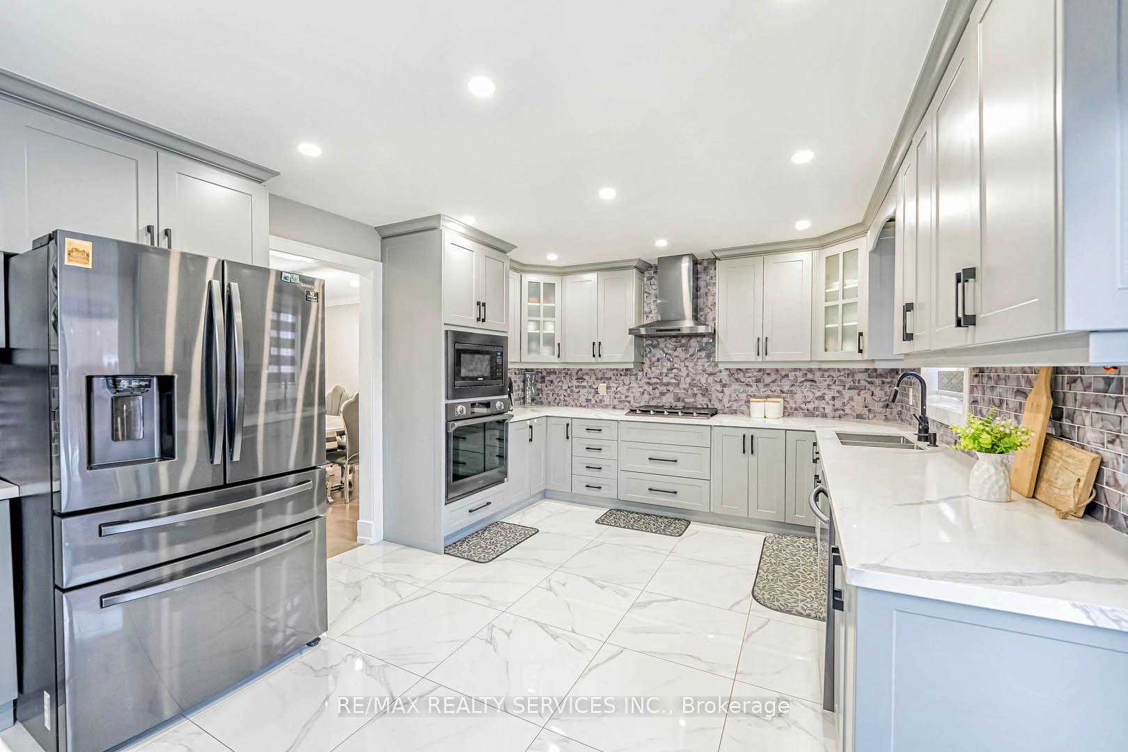 Photo 8 of 2 Ebby Avenue, Brampton, Heart Lake West — HOMEH