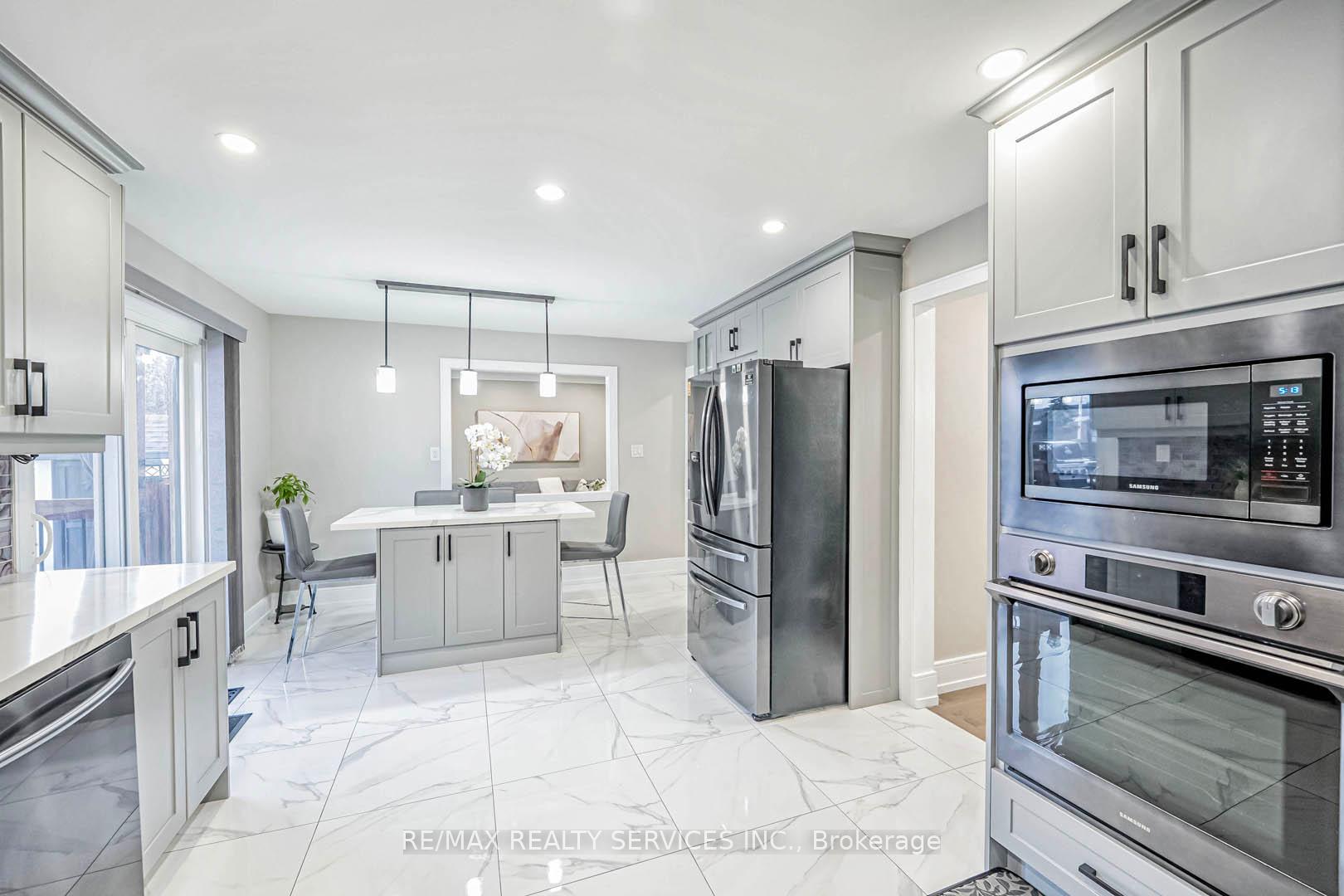 Photo 10 of 2 Ebby Avenue, Brampton, Heart Lake West — HOMEH