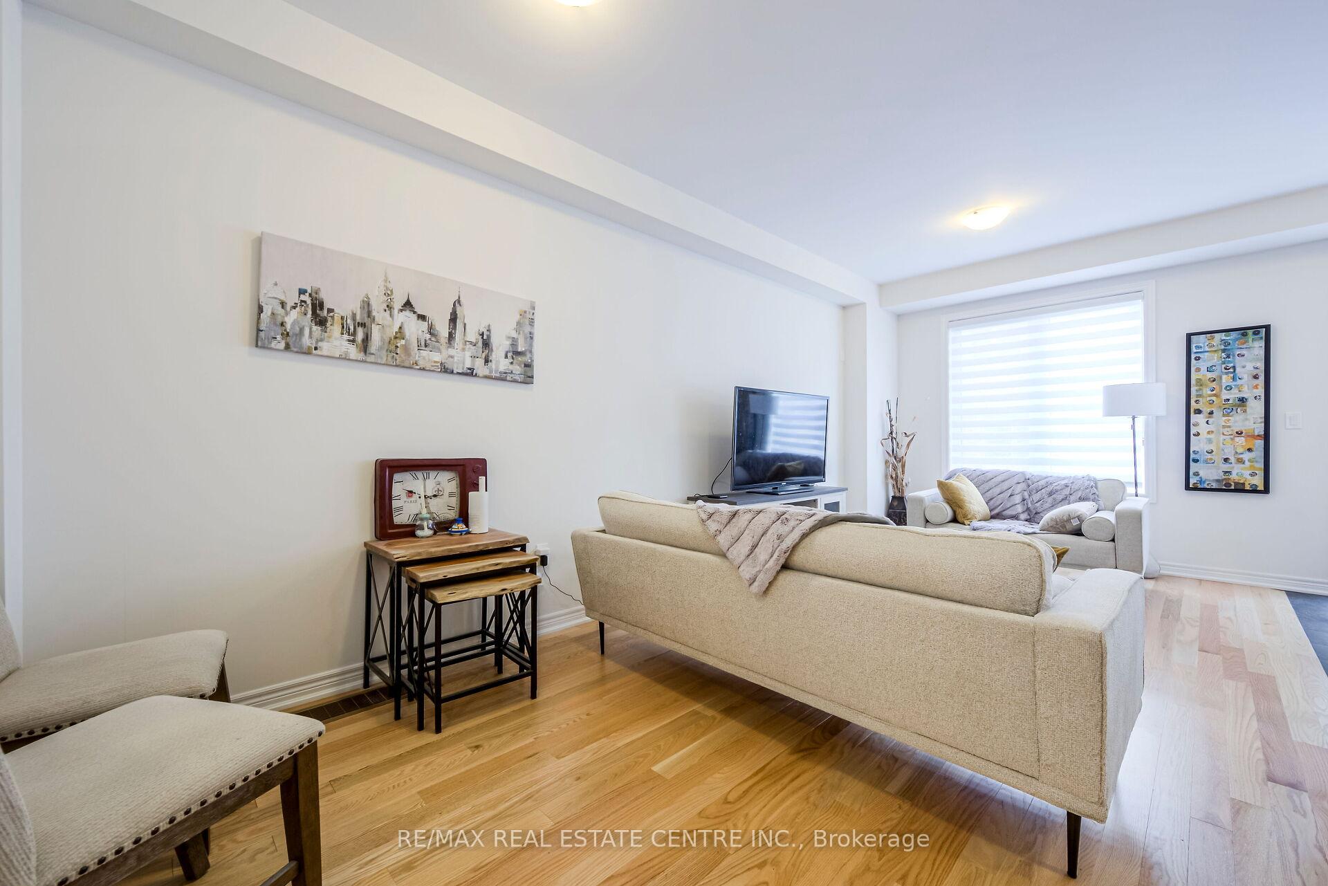 Photo 8 of 106 Air Dancer Crescent, Oshawa, Windfields — HOMEH