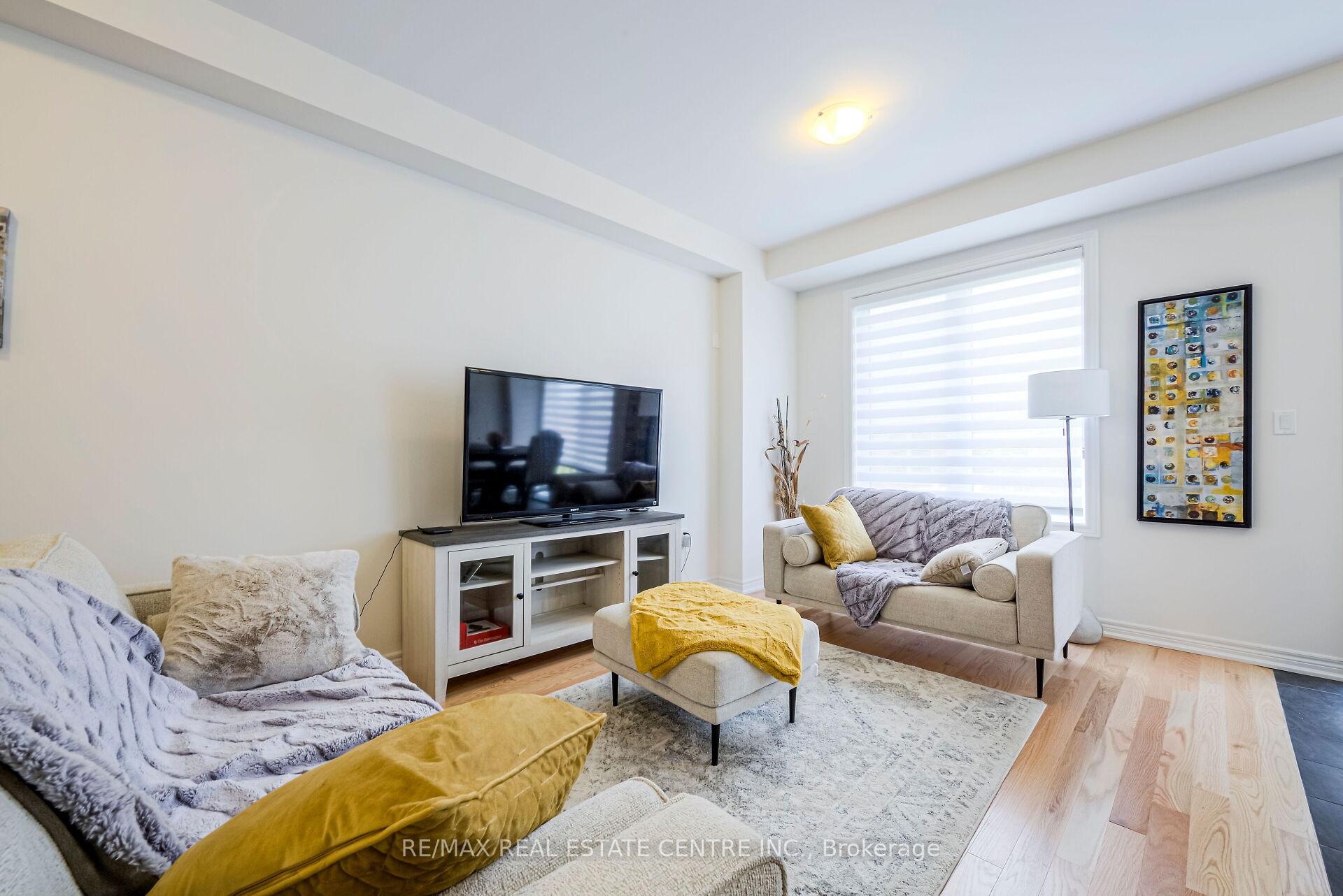 Photo 7 of 106 Air Dancer Crescent, Oshawa, Windfields — HOMEH