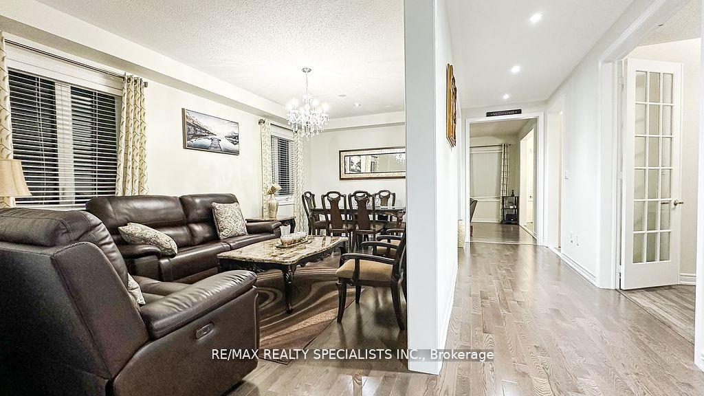Photo 5 of 4 Vernosa Drive, Brampton, Credit Valley — HOMEH