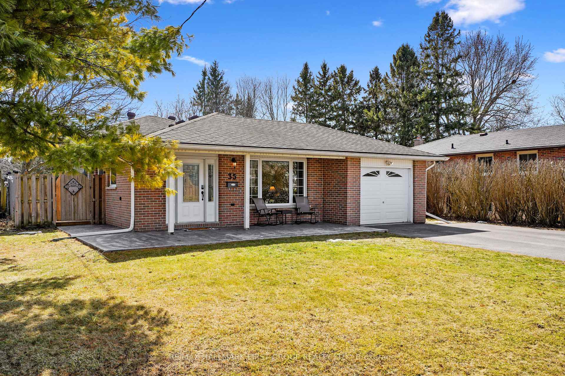 Photo 2 of 35 Meredith Crescent, Cobourg — HOMEH