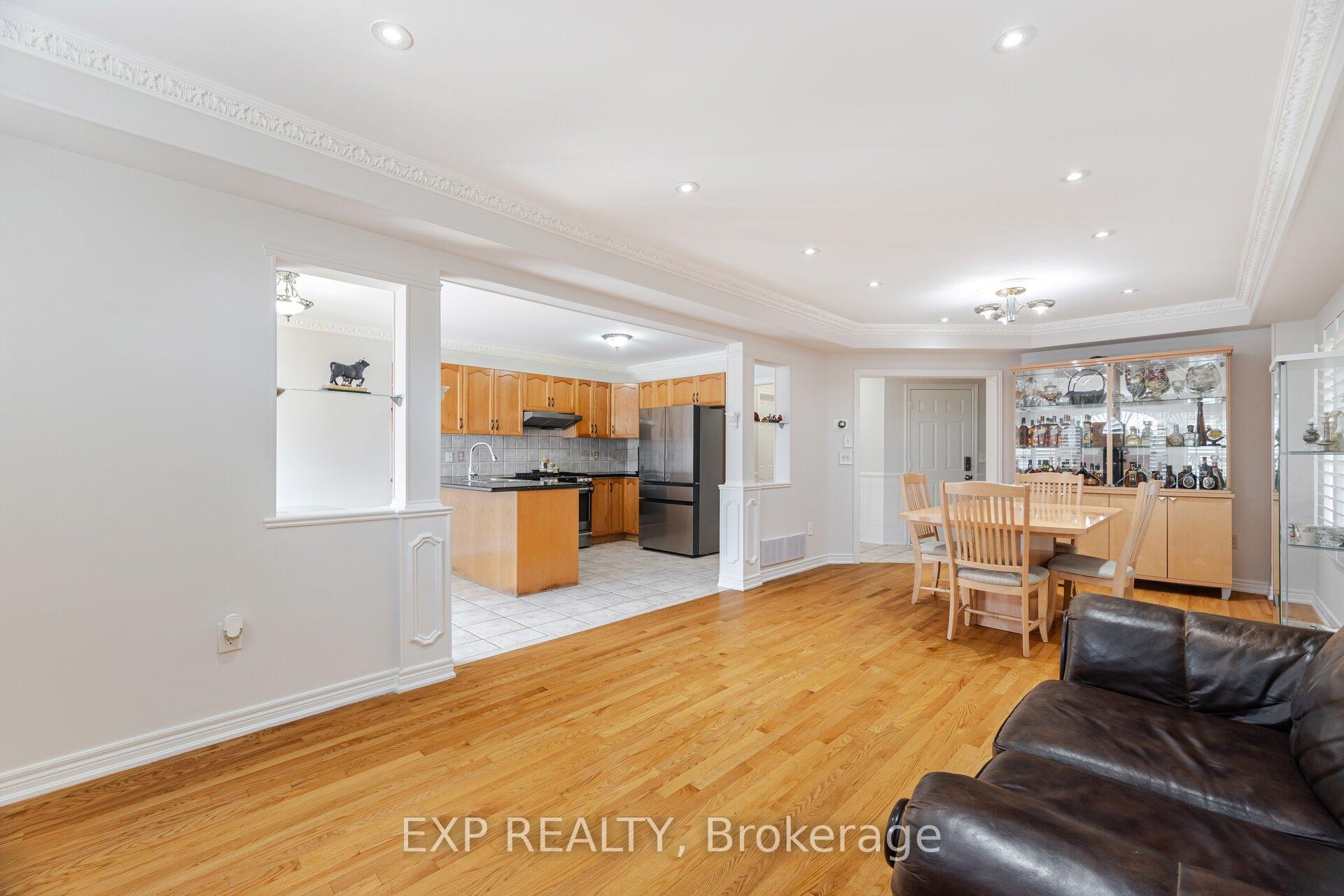 Photo 12 of 38 Wilcox Road, Vaughan, Maple — HOMEH