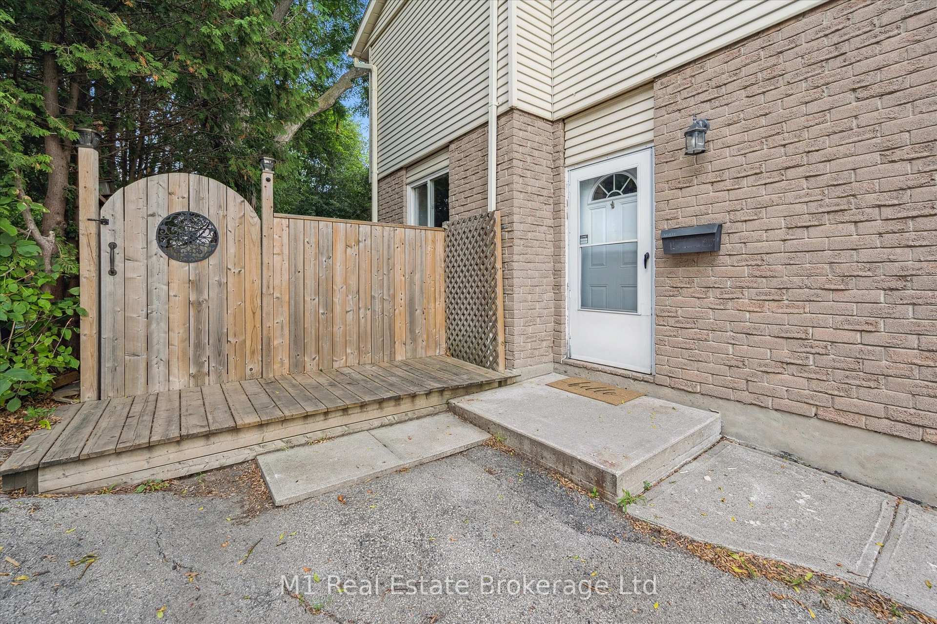 Photo 3 of 304 Cole Road, Guelph, Kortright West — HOMEH