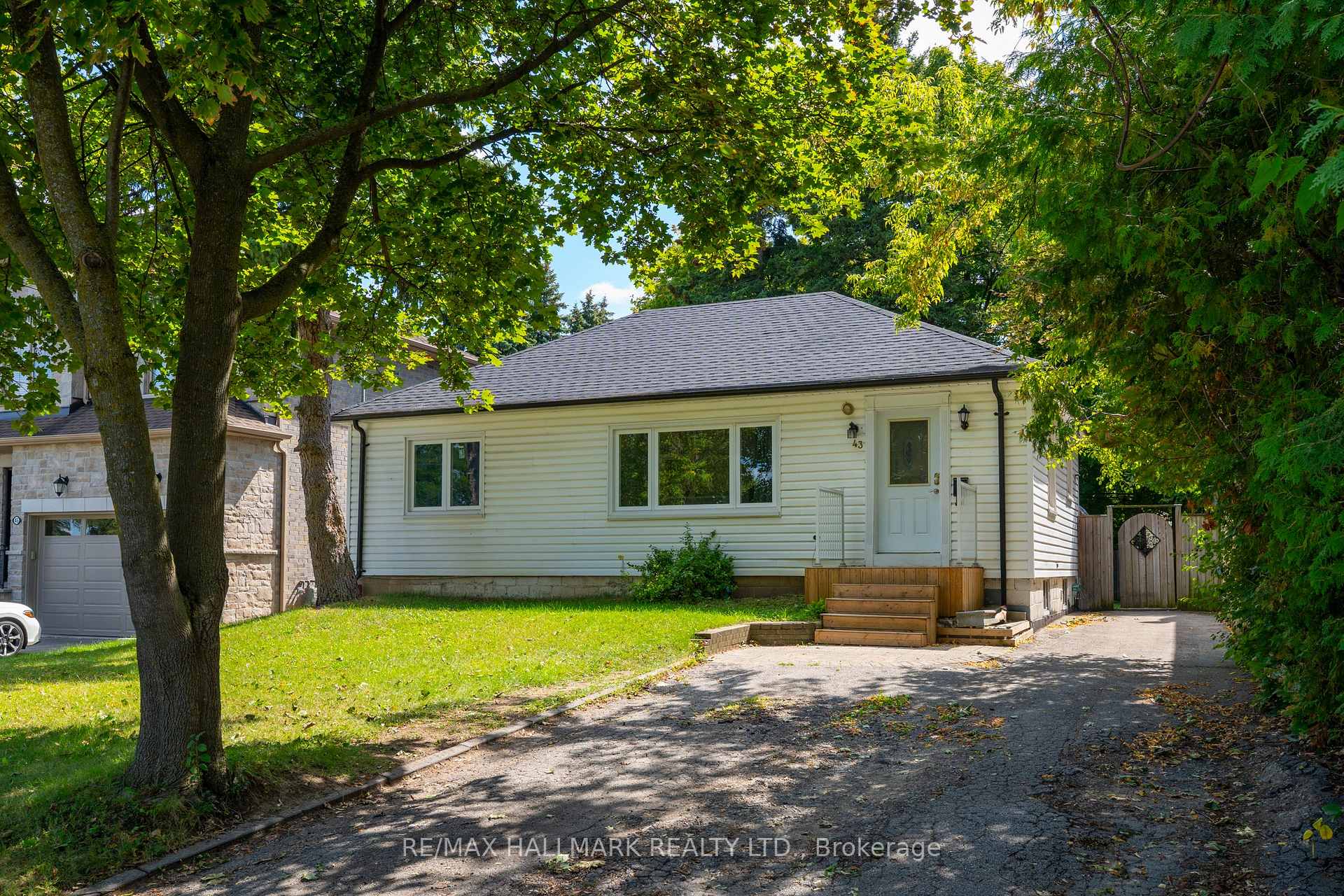 Front of 43 Meadowview Avenue