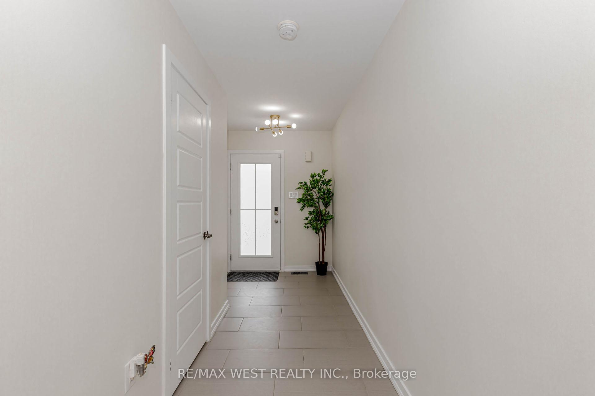 Photo 3 of 74 Pagebrook Crescent, Hamilton, Stoney Creek Mountain — HOMEH