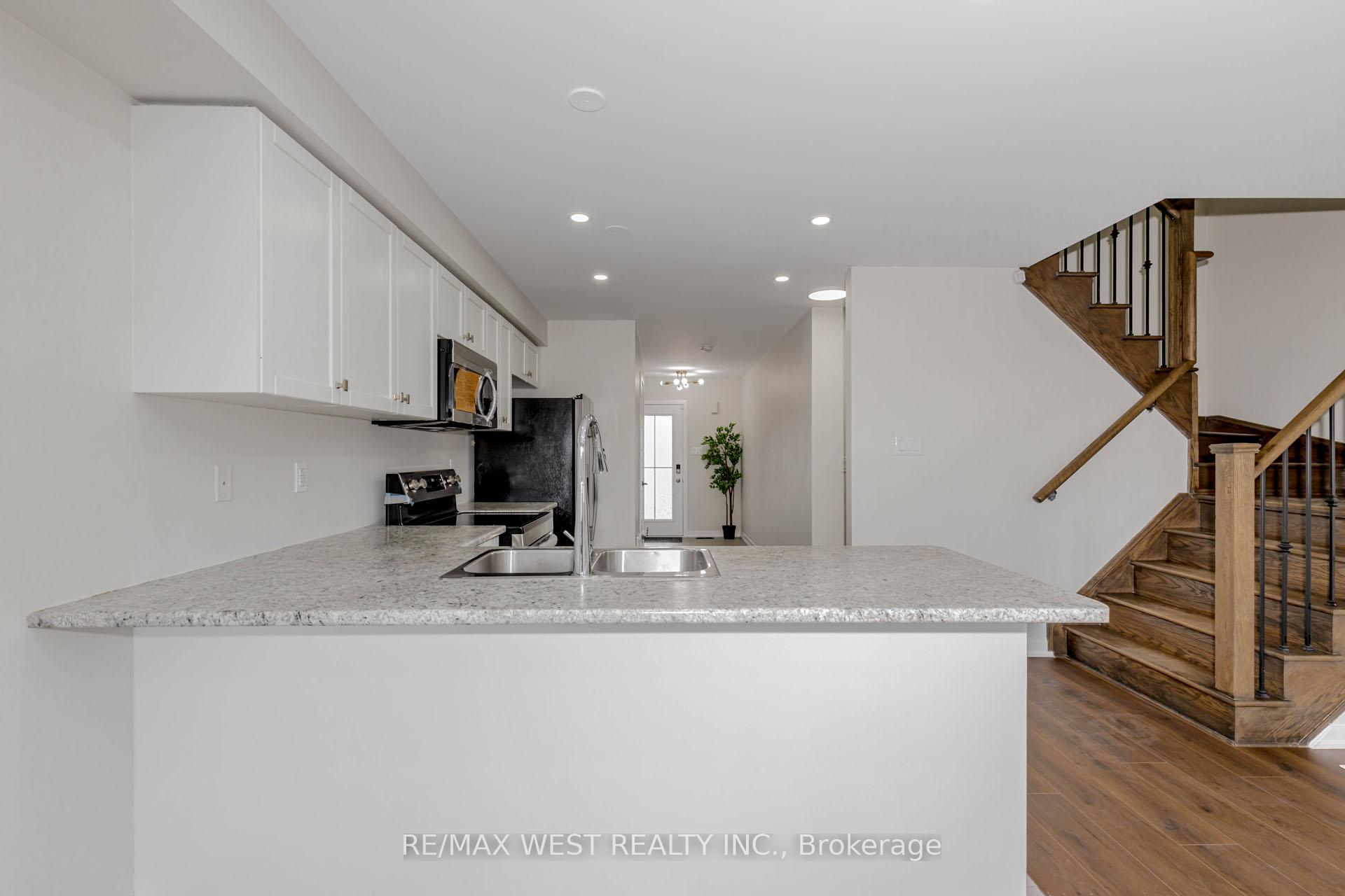 Photo 7 of 74 Pagebrook Crescent, Hamilton, Stoney Creek Mountain — HOMEH