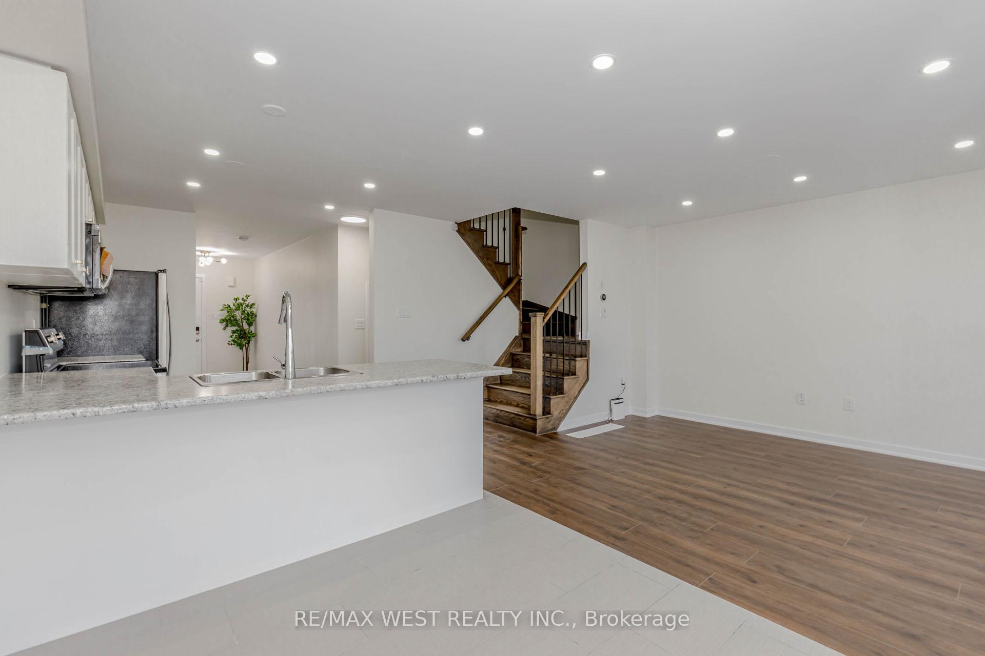 Photo 10 of 74 Pagebrook Crescent, Hamilton, Stoney Creek Mountain — HOMEH