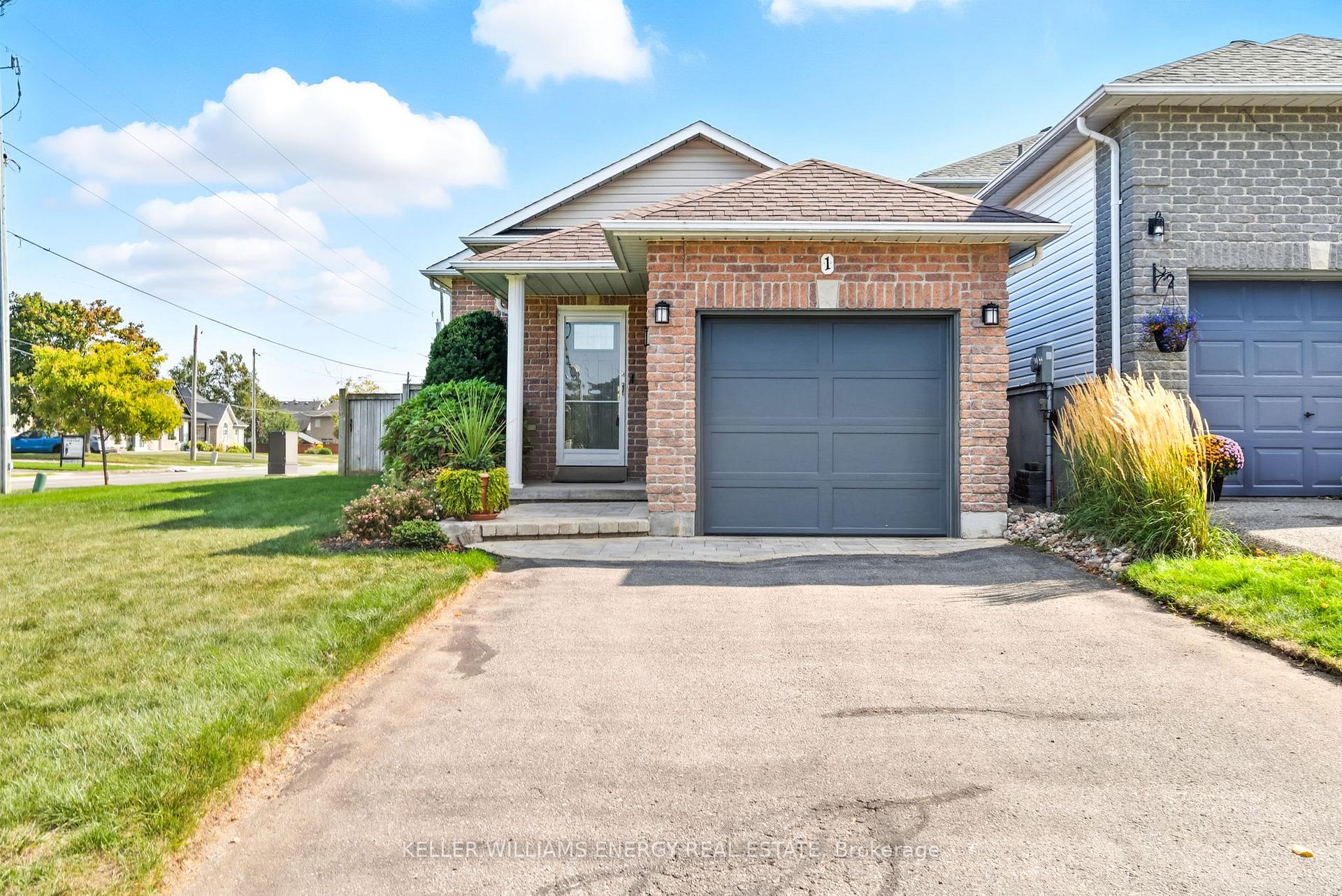 Photo 2 of 1 Daiseyfield Avenue, Clarington, Courtice — HOMEH