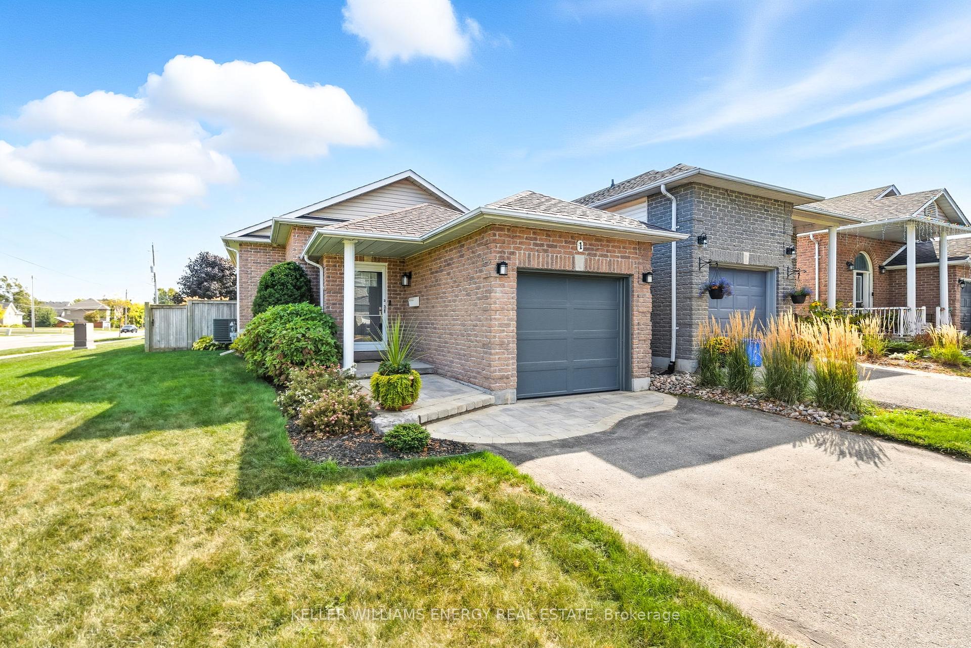 Photo 3 of 1 Daiseyfield Avenue, Clarington, Courtice — HOMEH