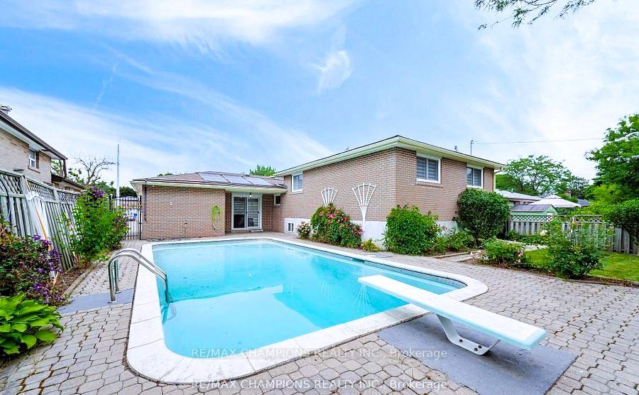 Photo 2 of 53 Beechwood Crescent, Brampton, Avondale — HOMEH