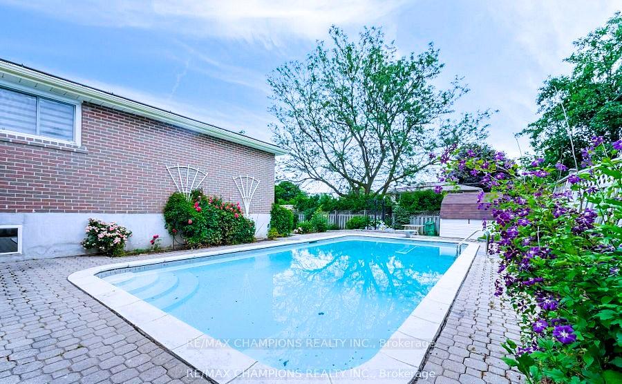 Photo 32 of 53 Beechwood Crescent, Brampton, Avondale — HOMEH