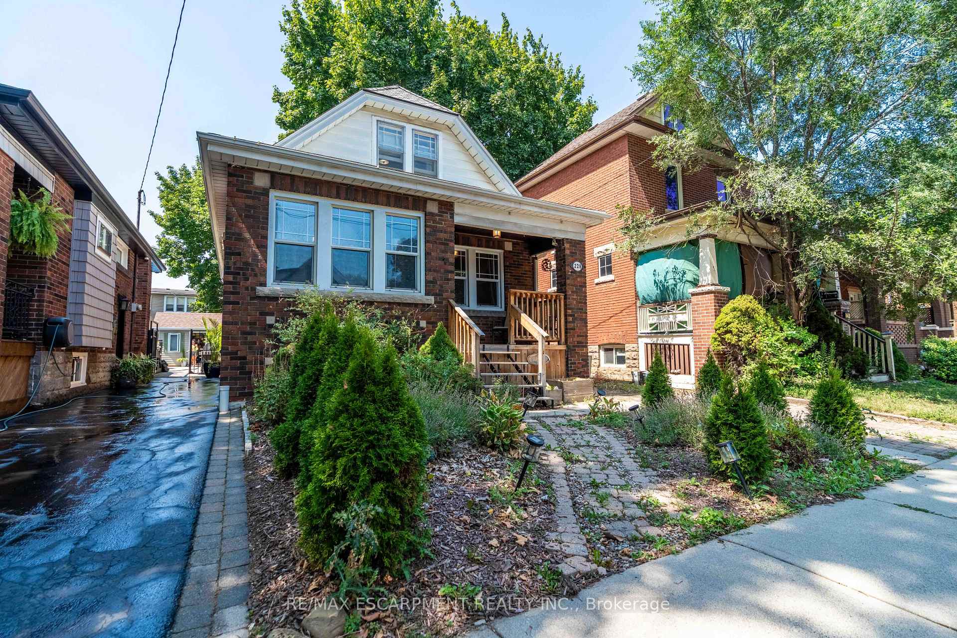 Front of 228 Province Street S