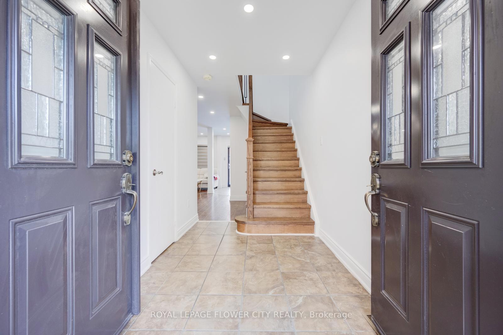 Photo 4 of 28 Cedarwood Crescent, Brampton, Bram West — HOMEH