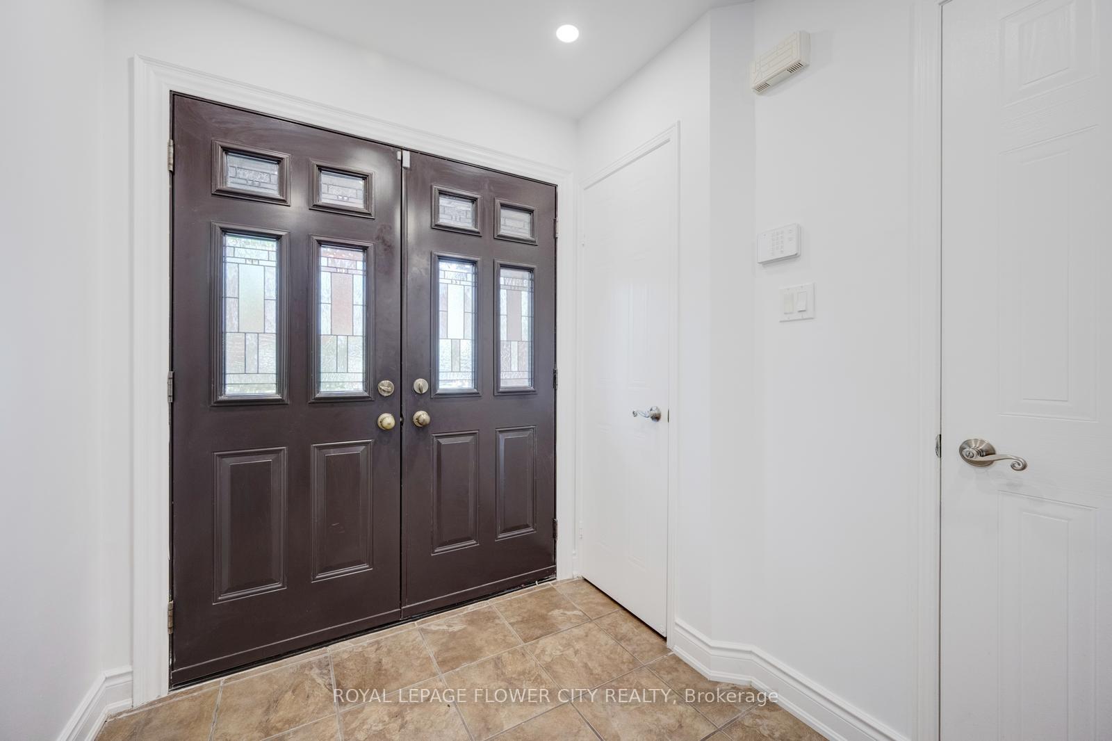 Photo 3 of 28 Cedarwood Crescent, Brampton, Bram West — HOMEH
