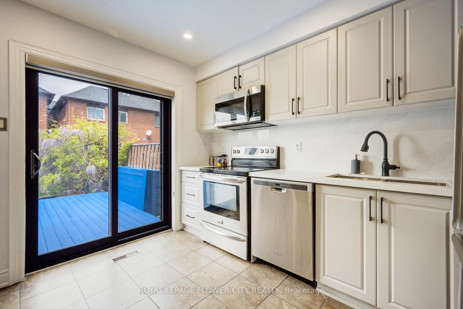 Photo 7 of 28 Cedarwood Crescent, Brampton, Bram West — HOMEH