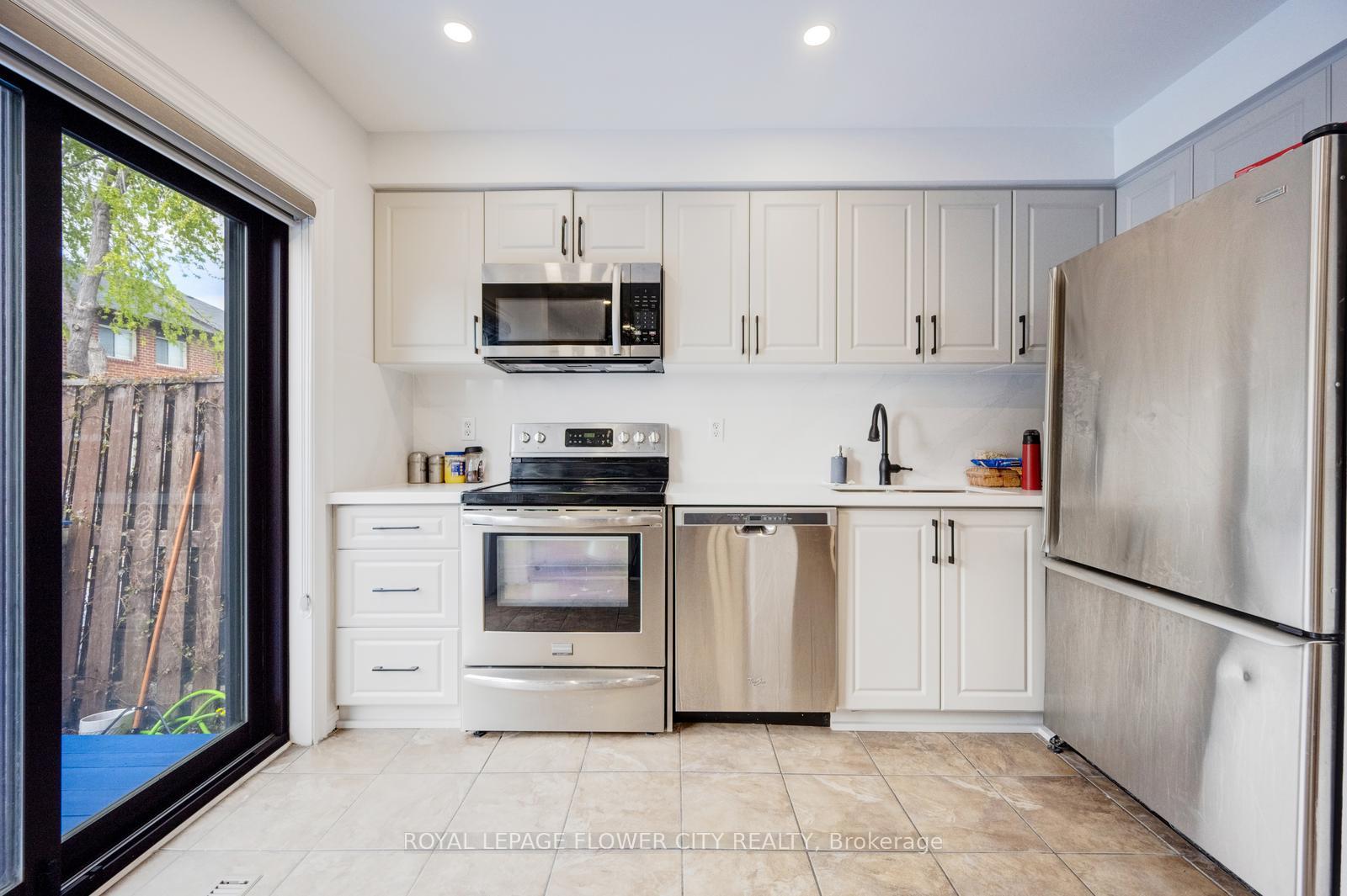 Photo 8 of 28 Cedarwood Crescent, Brampton, Bram West — HOMEH