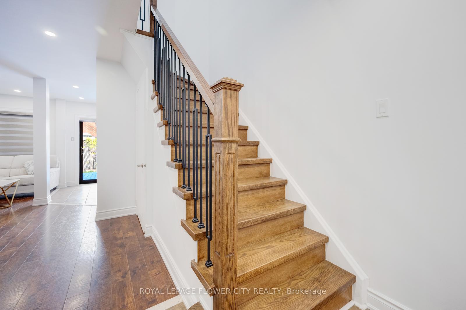 Photo 9 of 28 Cedarwood Crescent, Brampton, Bram West — HOMEH