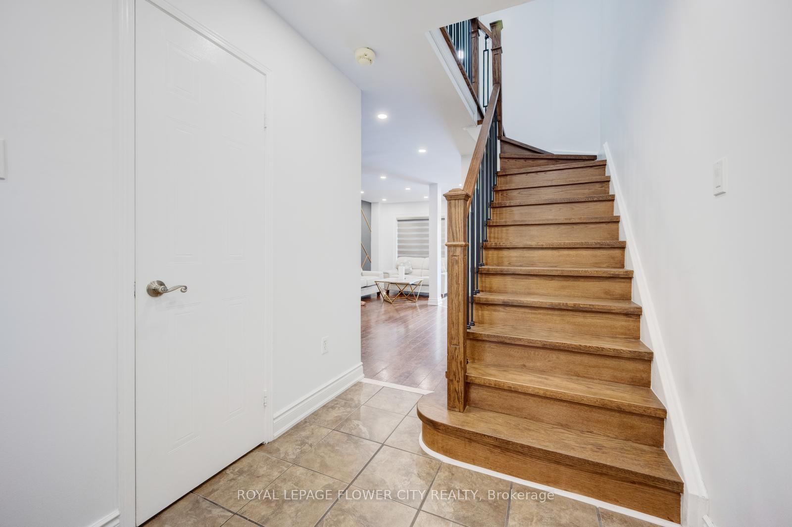 Photo 12 of 28 Cedarwood Crescent, Brampton, Bram West — HOMEH