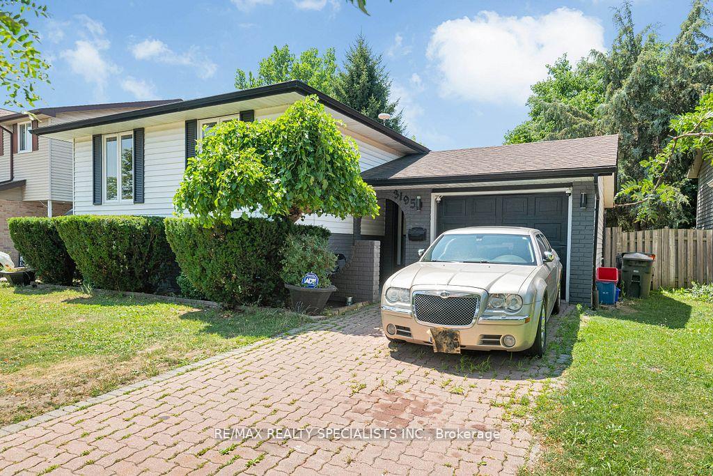 Photo 2 of 3195 Conservation Drive W, Windsor — HOMEH