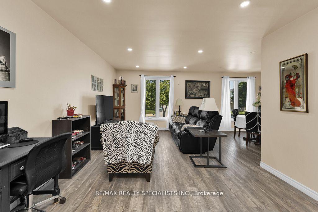 Photo 11 of 3195 Conservation Drive W, Windsor — HOMEH