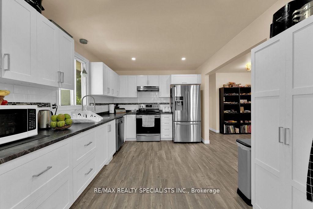 Photo 18 of 3195 Conservation Drive W, Windsor — HOMEH