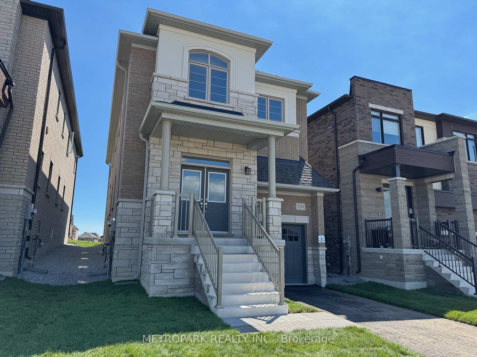 Photo 3 of 2219 Crystal Drive, Oshawa, Kedron — HOMEH