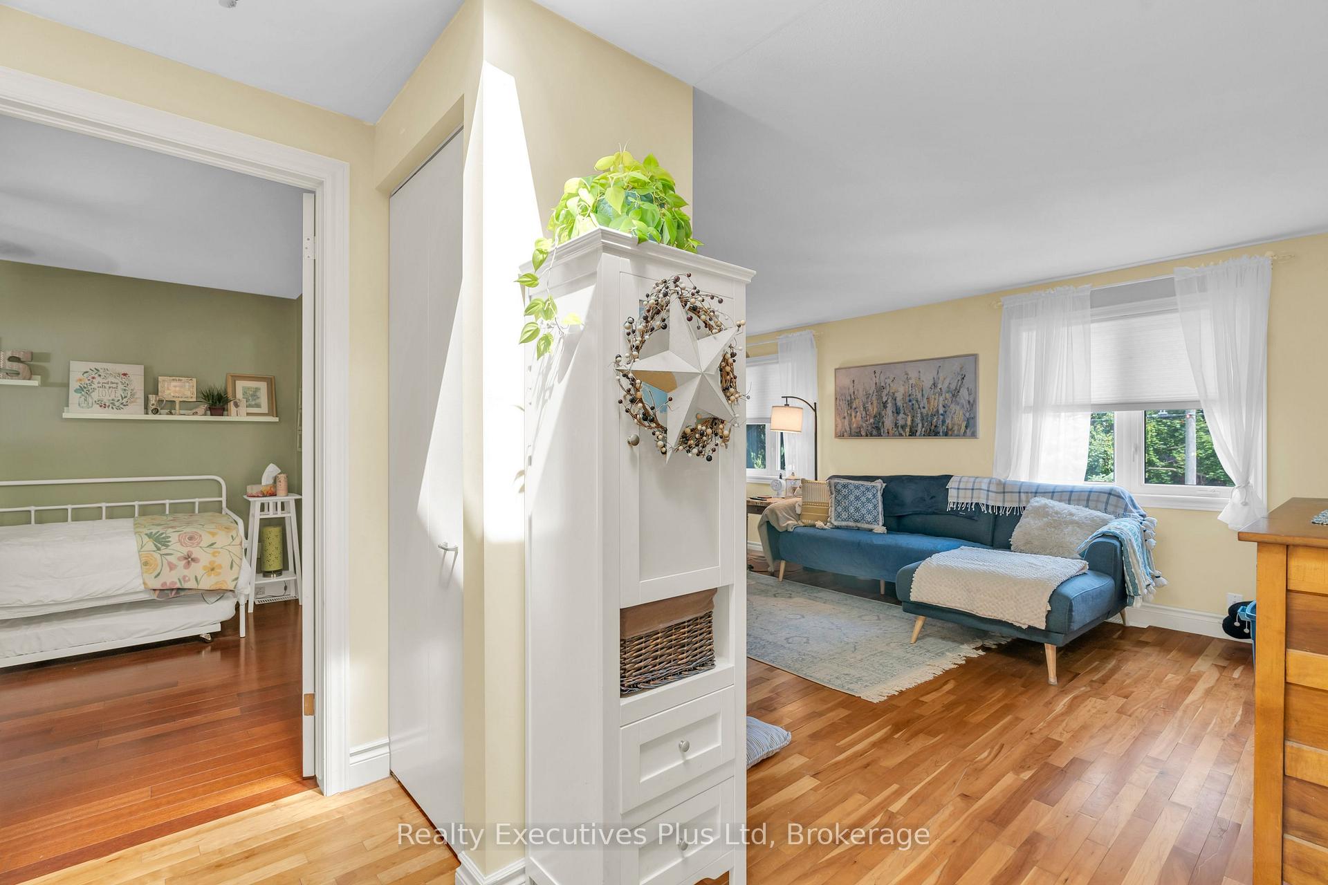 Photo 34 of 4 Glenhill Place, Guelph, General Hospital — HOMEH