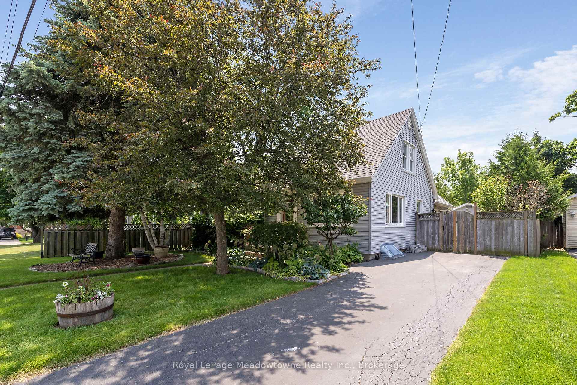 Photo 3 of 24 Delrex Boulevard, Halton Hills, Georgetown — HOMEH