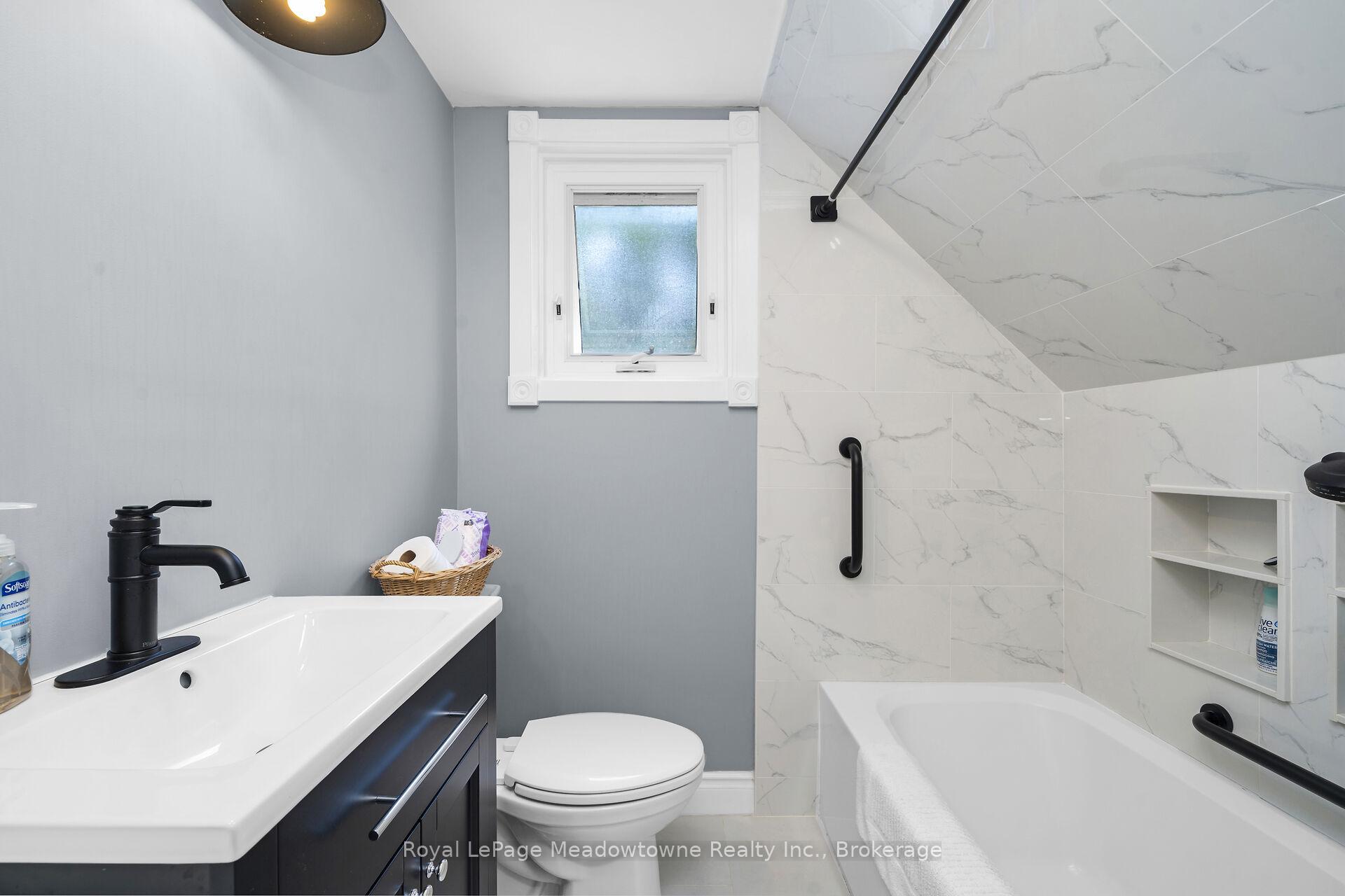 Photo 12 of 24 Delrex Boulevard, Halton Hills, Georgetown — HOMEH
