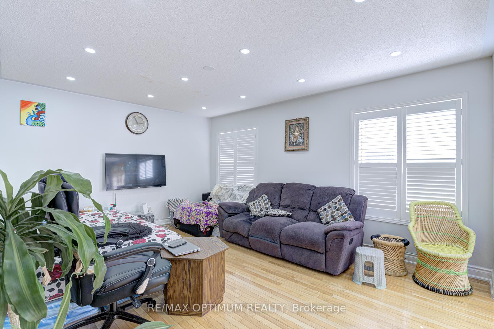 Photo 6 of 2 Clovercrest Drive, Brampton, Fletcher's Meadow — HOMEH