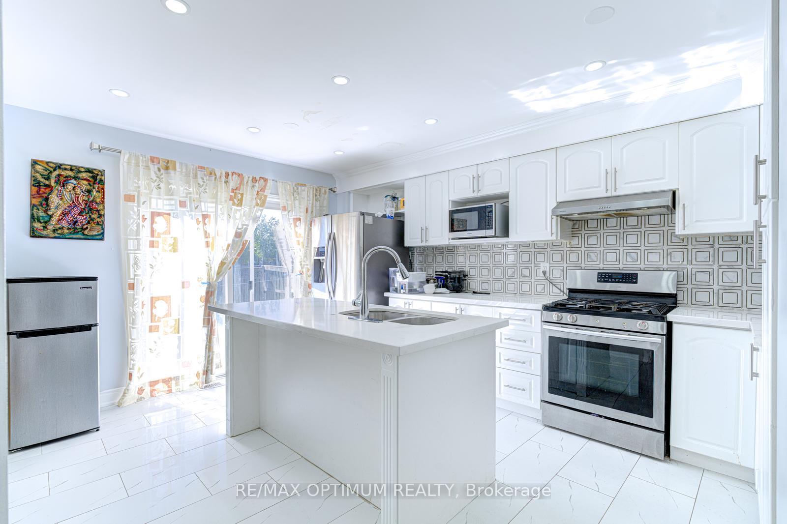 Photo 5 of 2 Clovercrest Drive, Brampton, Fletcher's Meadow — HOMEH