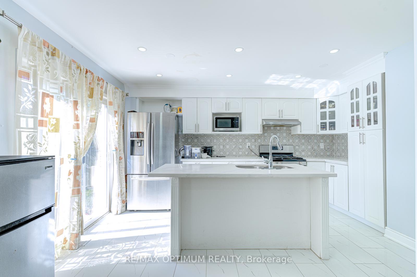 Photo 7 of 2 Clovercrest Drive, Brampton, Fletcher's Meadow — HOMEH