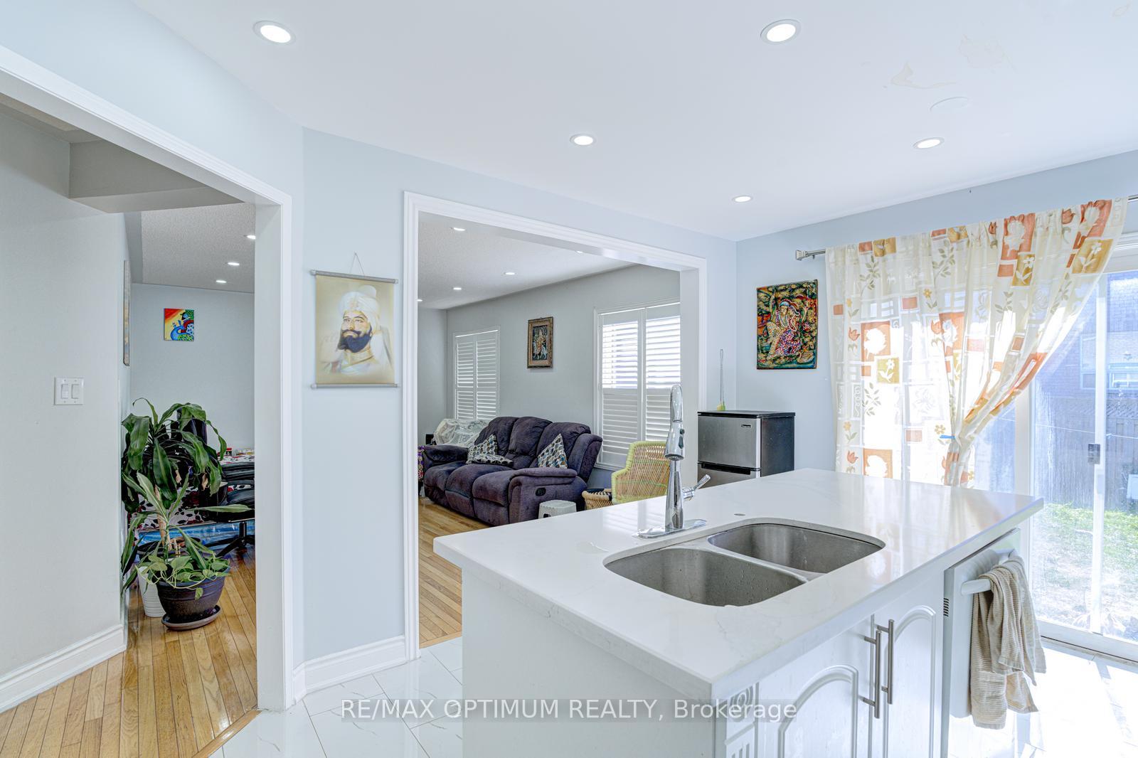 Photo 15 of 2 Clovercrest Drive, Brampton, Fletcher's Meadow — HOMEH