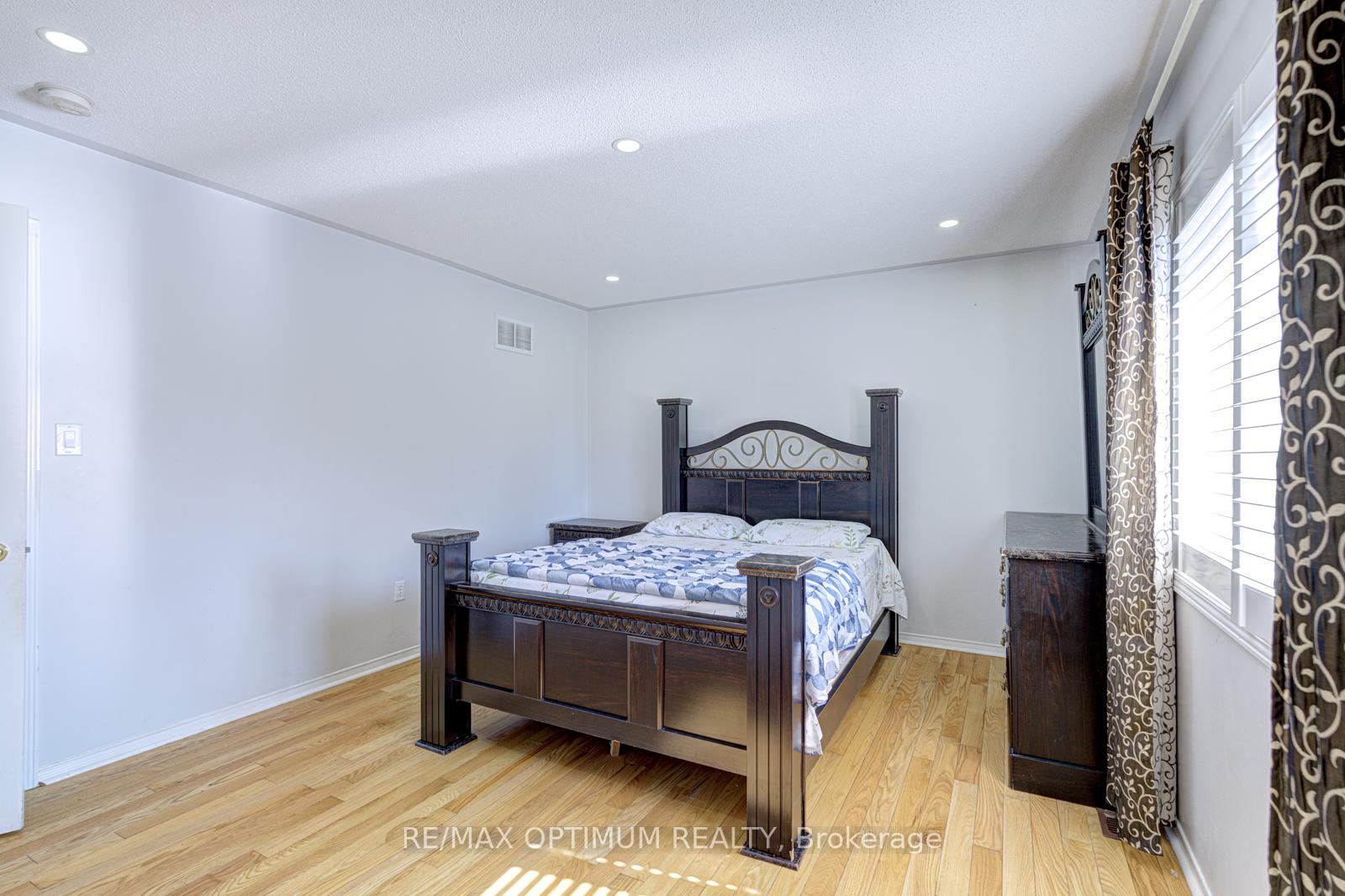 Photo 24 of 2 Clovercrest Drive, Brampton, Fletcher's Meadow — HOMEH