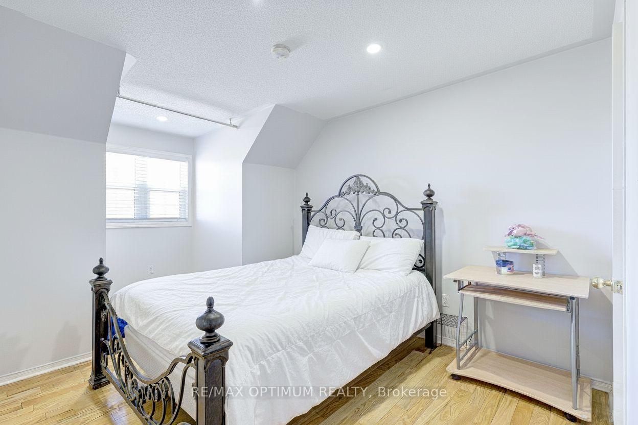 Photo 14 of 2 Clovercrest Drive, Brampton, Fletcher's Meadow — HOMEH