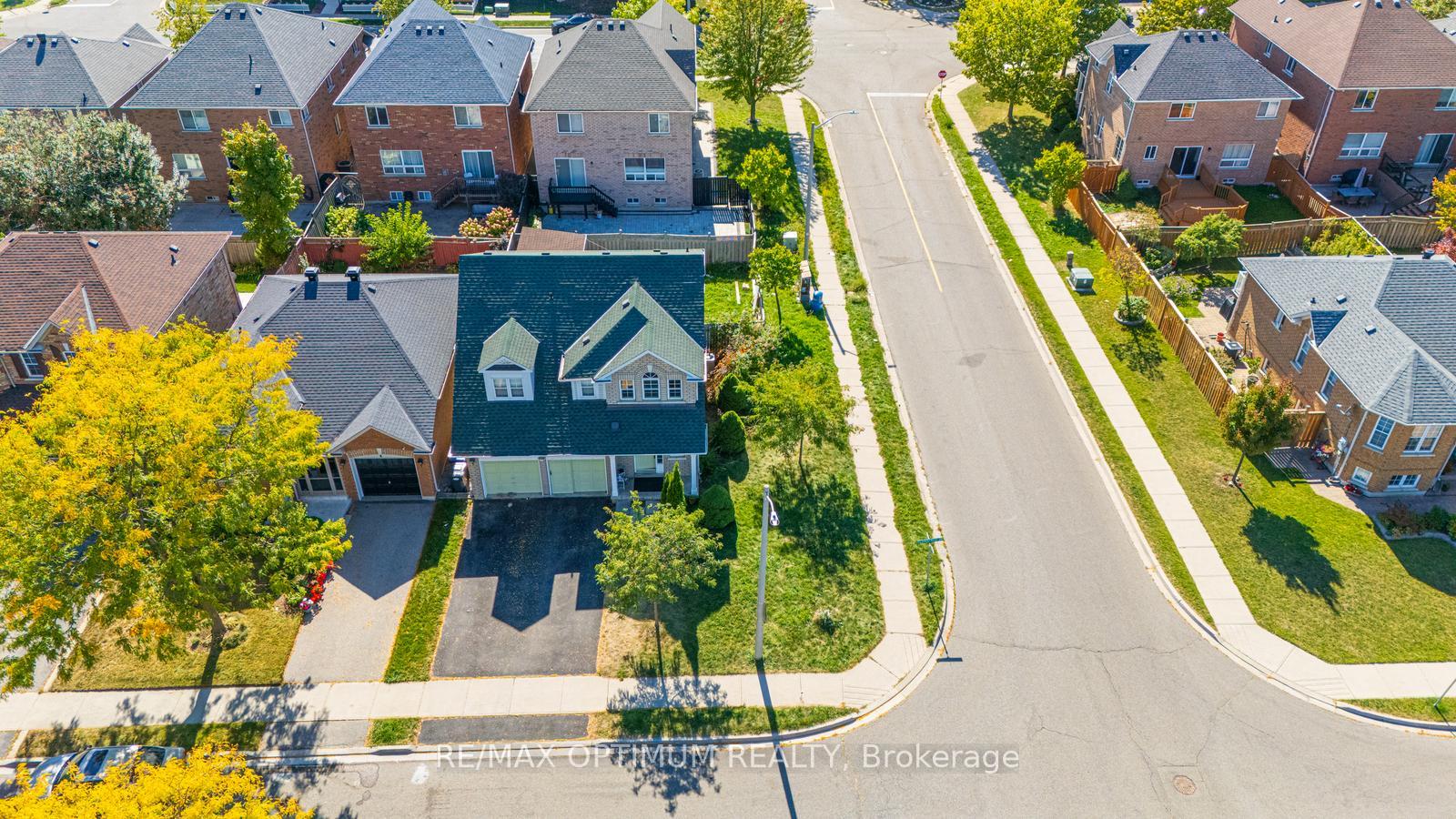 Photo 33 of 2 Clovercrest Drive, Brampton, Fletcher's Meadow — HOMEH