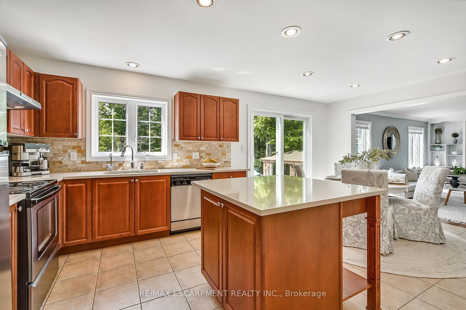 Photo 15 of 9 Valley Ridge Lane, Hamilton, Rural Flamborough — HOMEH