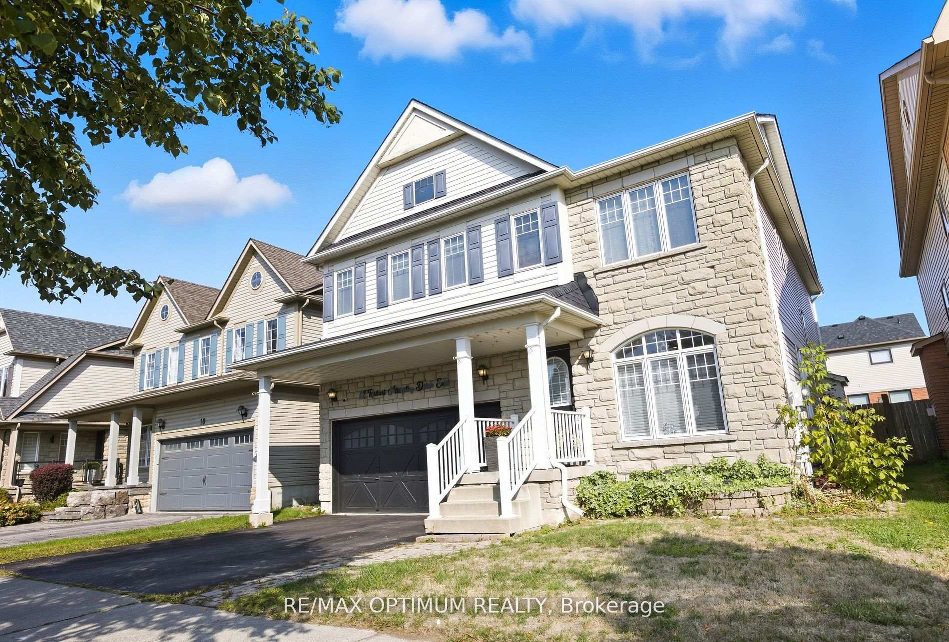 Photo 3 of 12 Robert Attersley Drive E, Whitby, Taunton North — HOMEH