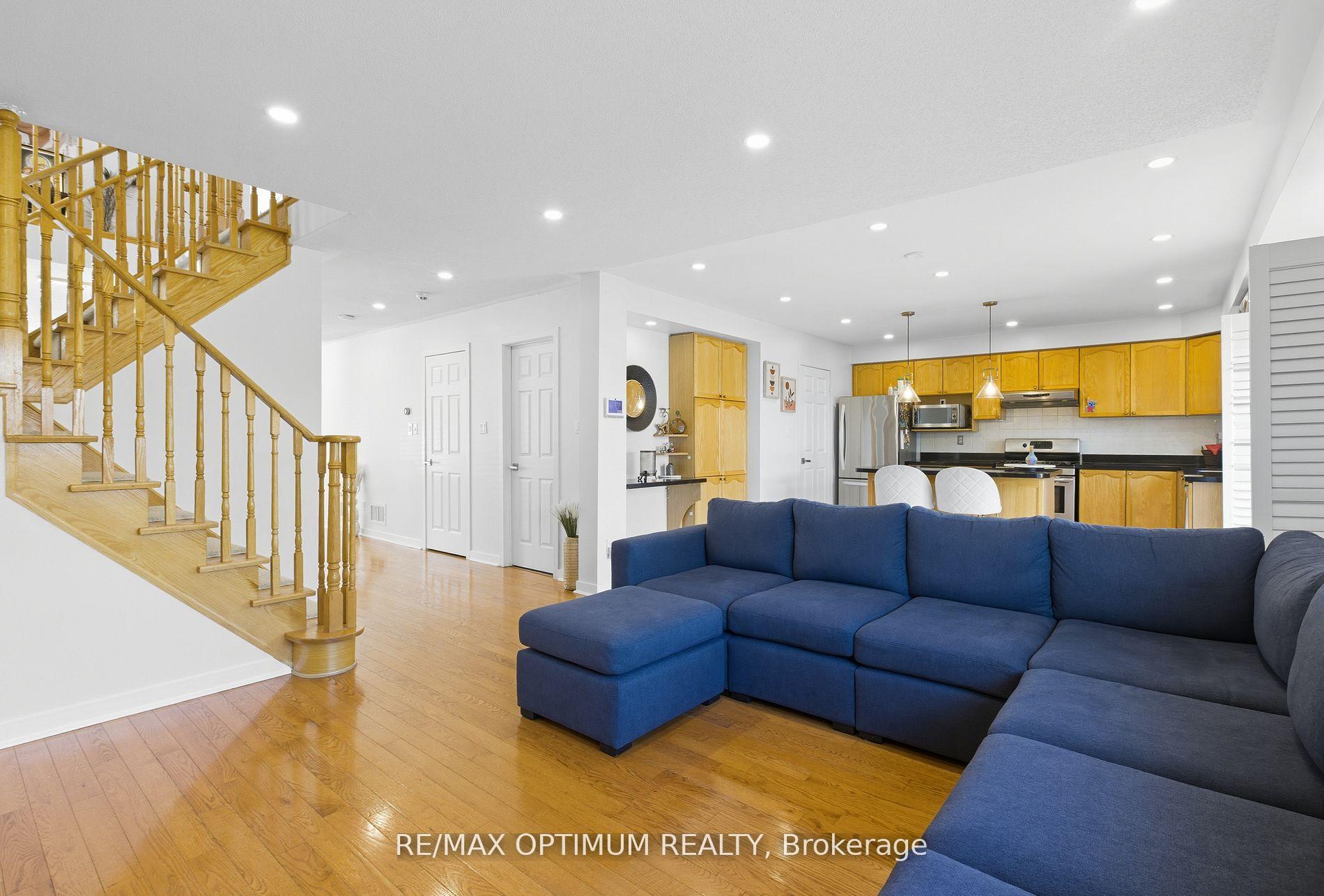 Photo 4 of 12 Robert Attersley Drive E, Whitby, Taunton North — HOMEH