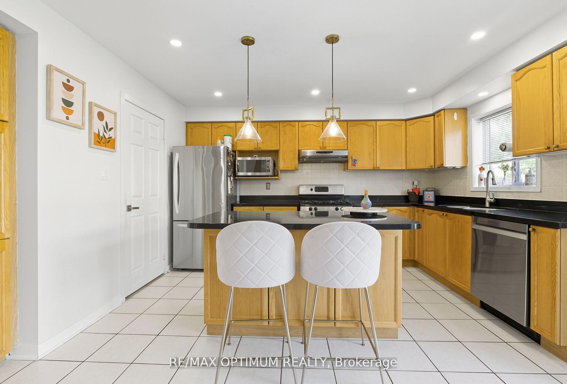 Photo 5 of 12 Robert Attersley Drive E, Whitby, Taunton North — HOMEH