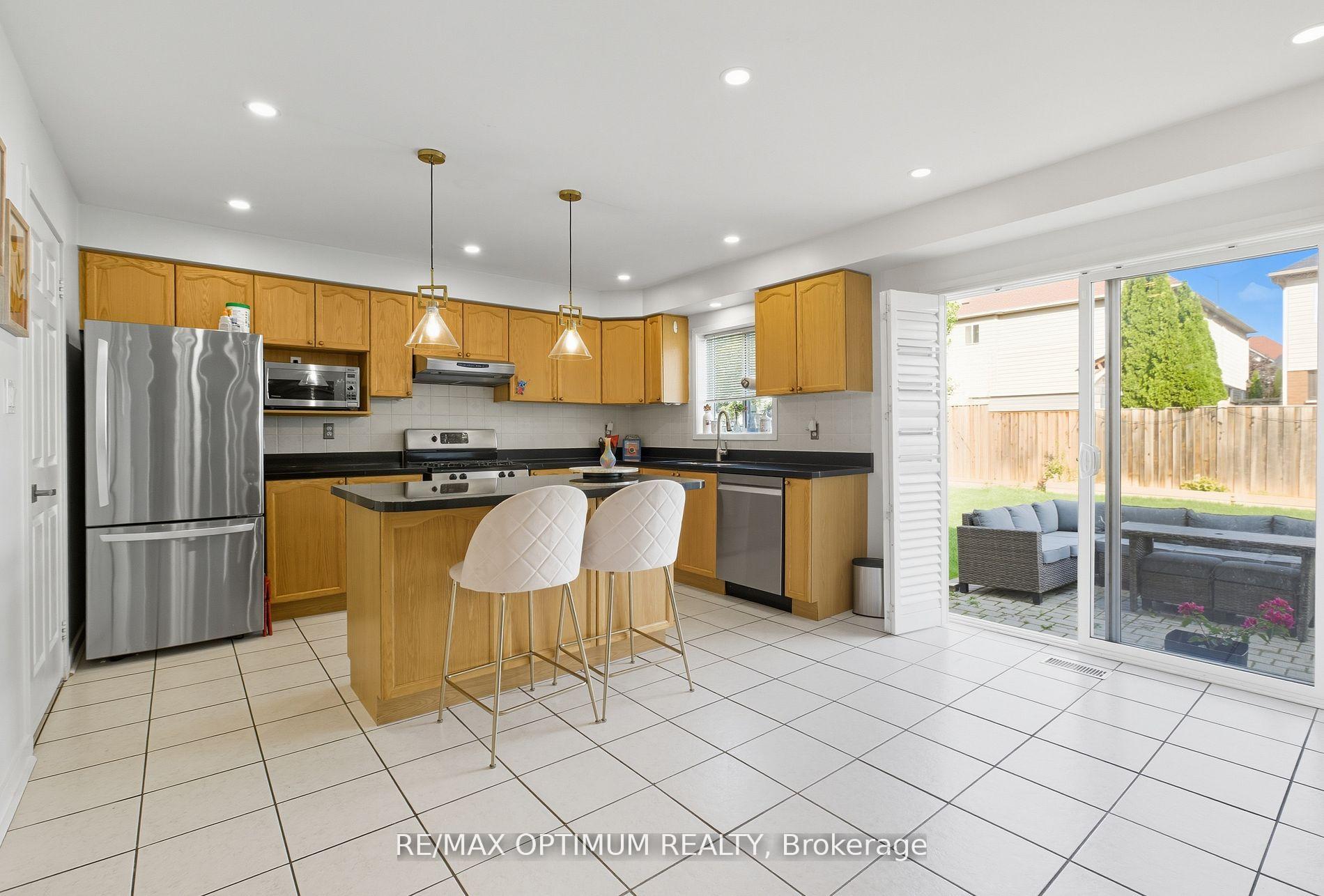 Photo 7 of 12 Robert Attersley Drive E, Whitby, Taunton North — HOMEH
