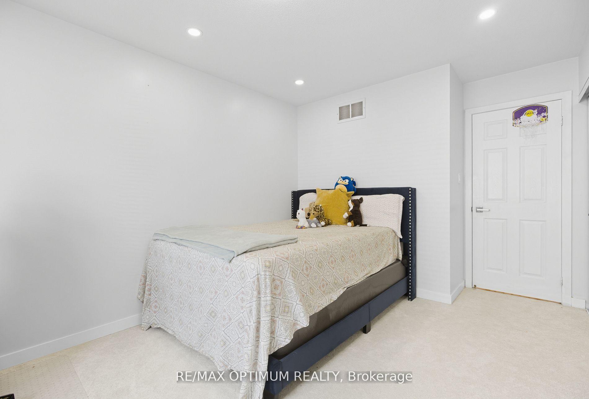 Photo 32 of 12 Robert Attersley Drive E, Whitby, Taunton North — HOMEH