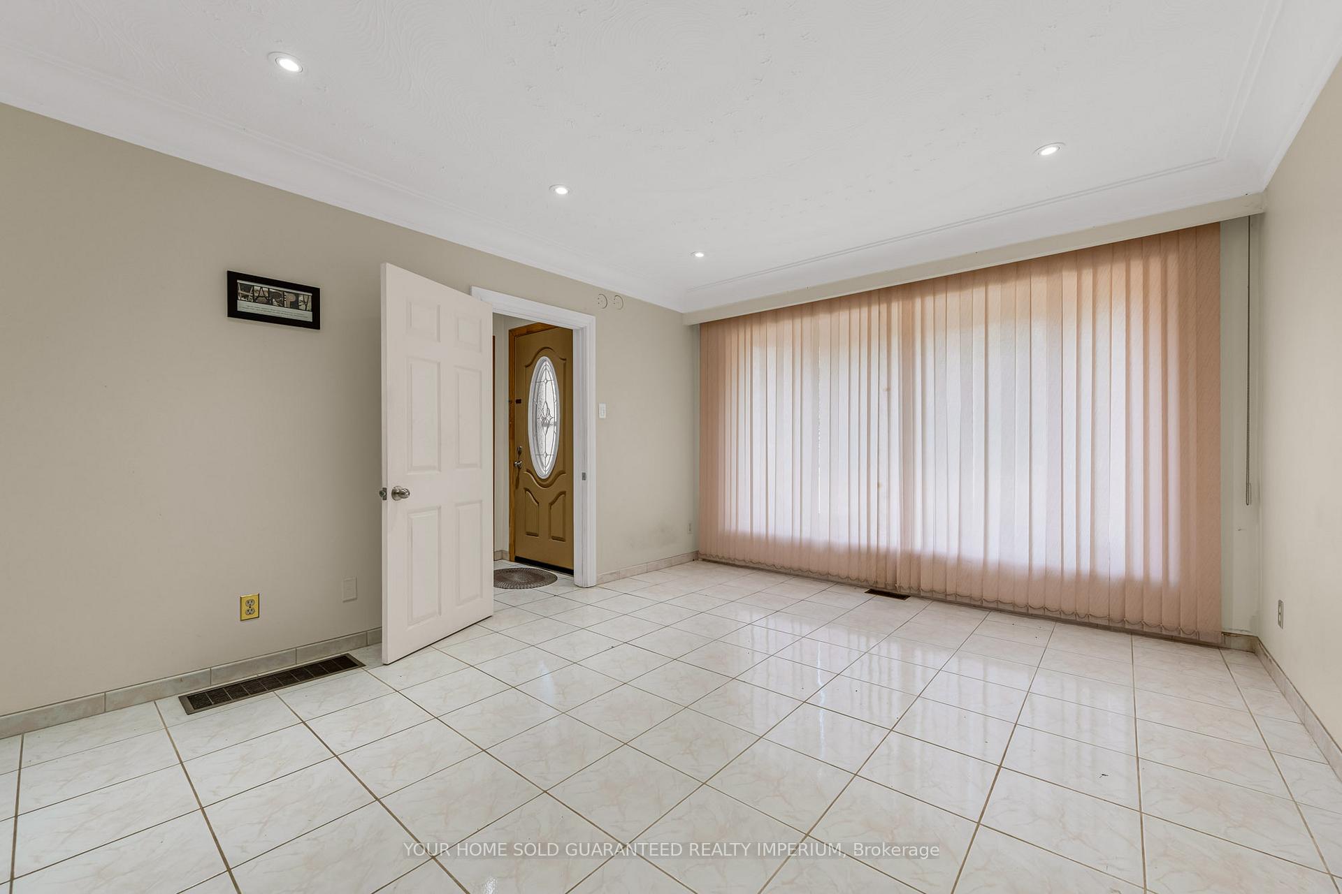 Photo 2 of 103 Briarwood Crescent, Hamilton, Buchanan — HOMEH