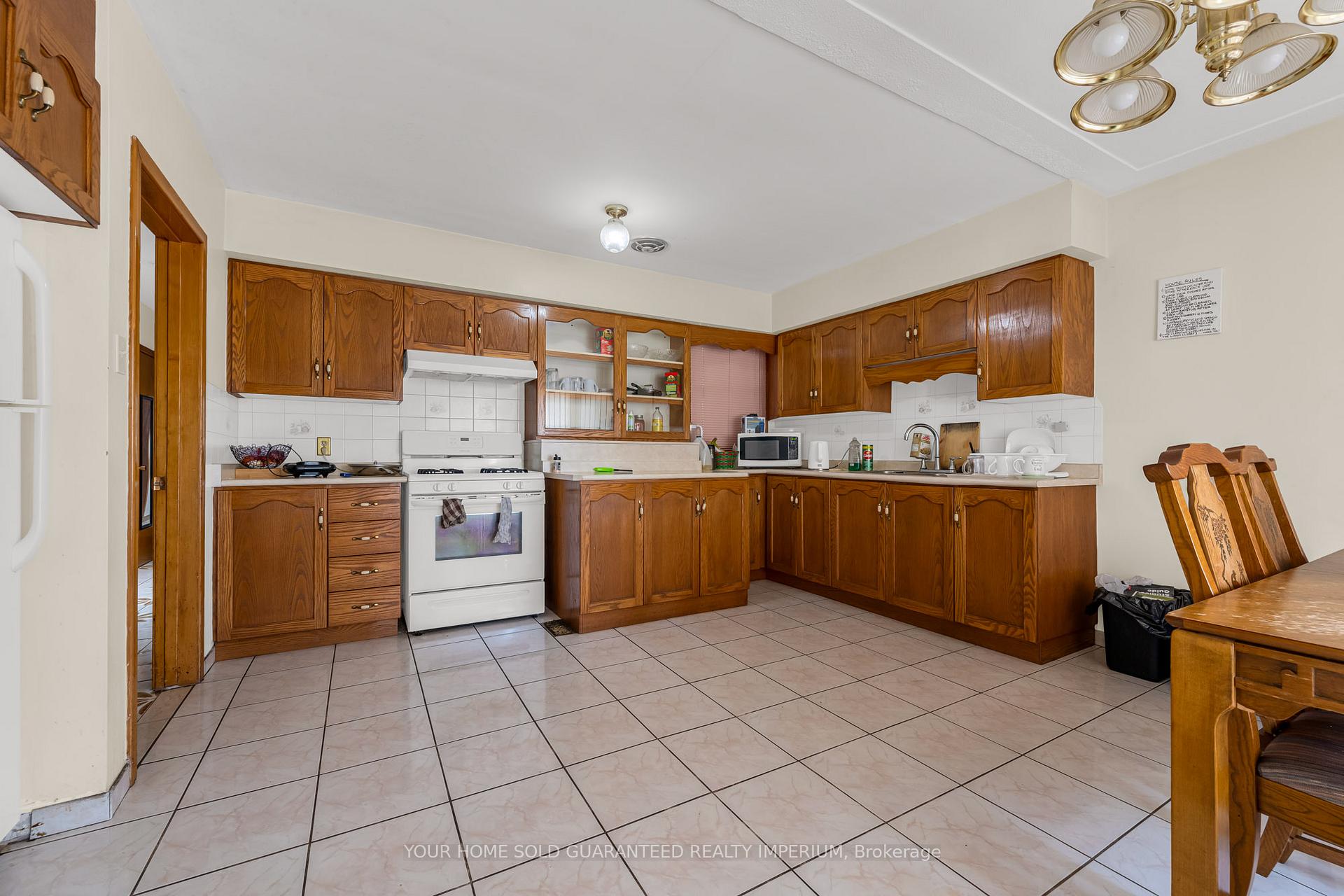 Photo 4 of 103 Briarwood Crescent, Hamilton, Buchanan — HOMEH